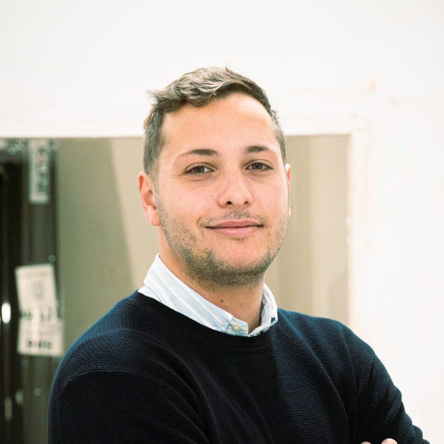 Sergi Atienza CEO de Prime Windows en la instalación de las nuevas ventanas de un piso en reformas del Masnou